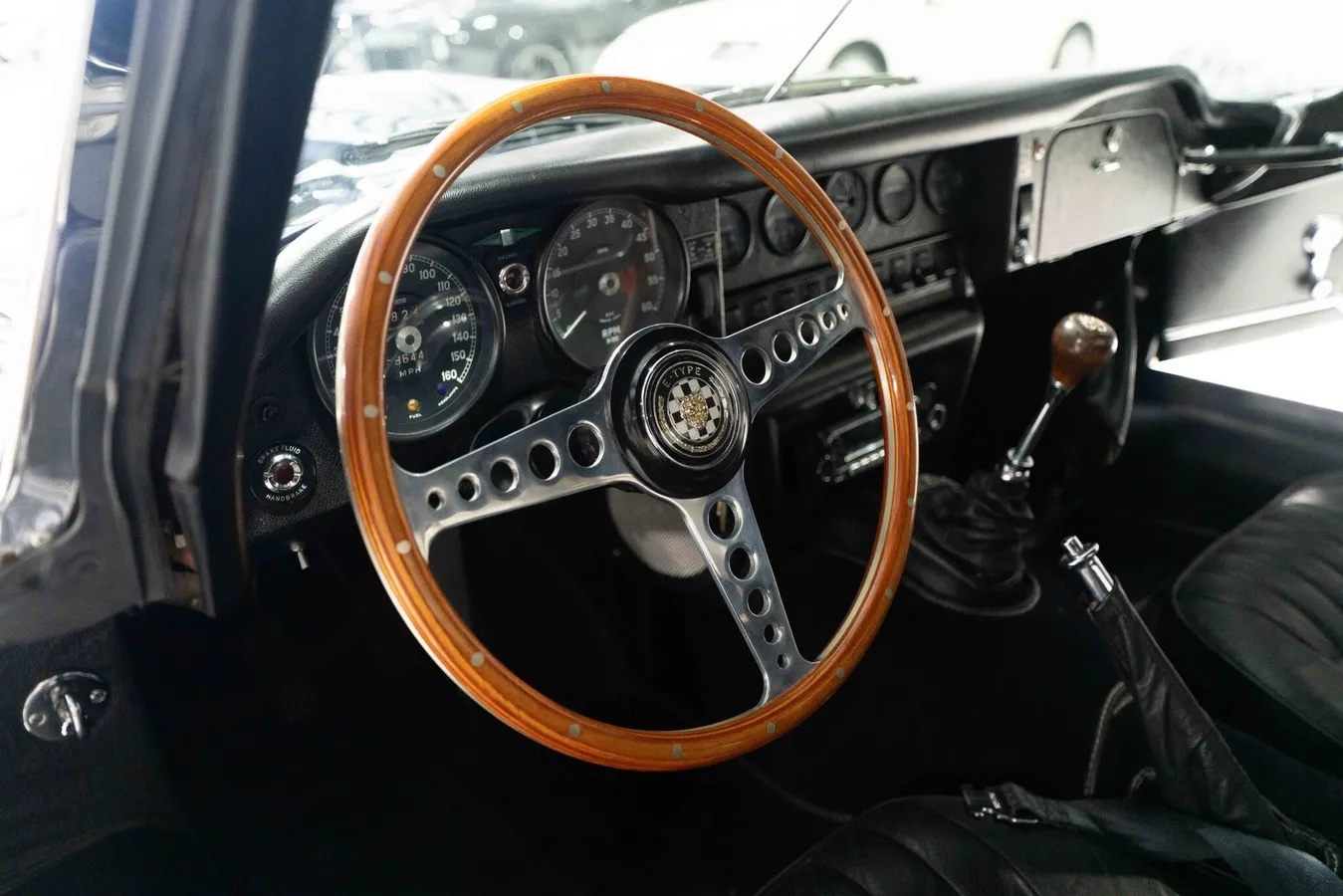 Jaguar-Xke-1969-Black-Black-15
