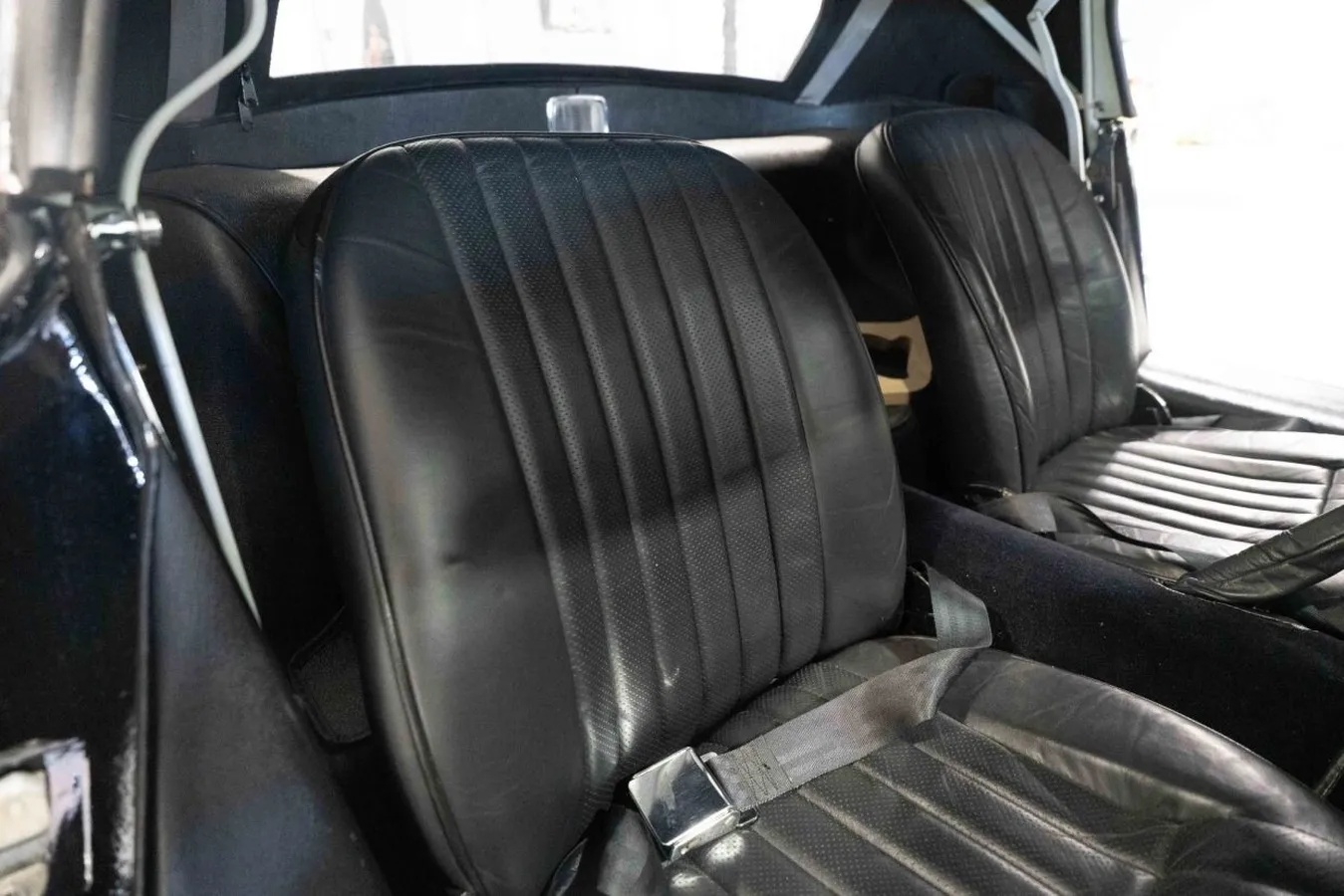 Jaguar-Xke-1969-Black-Black-18
