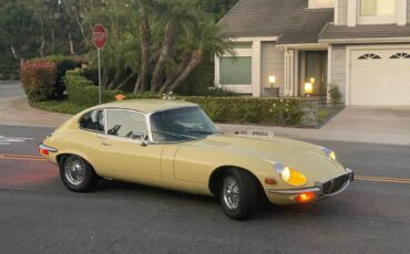 Jaguar-e-type-1971-yellow-16