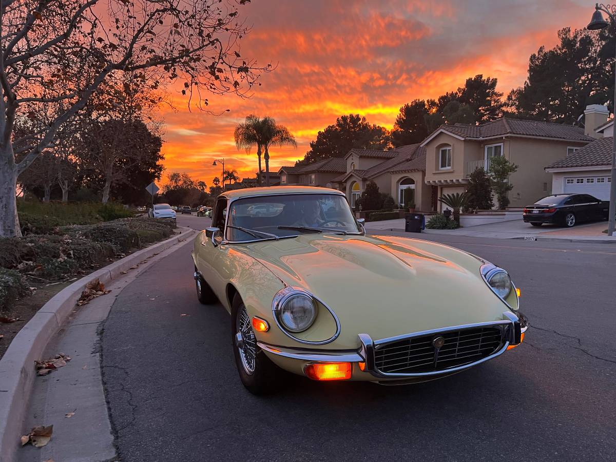 Jaguar-e-type-1971-yellow