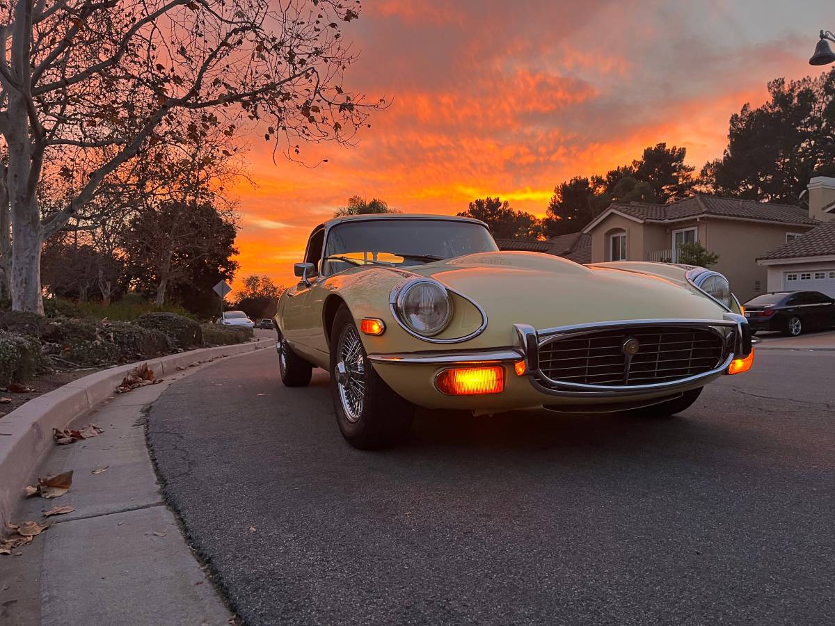 Jaguar-e-type-1971-yellow-25
