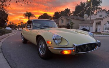 Jaguar-e-type-1971-yellow-28