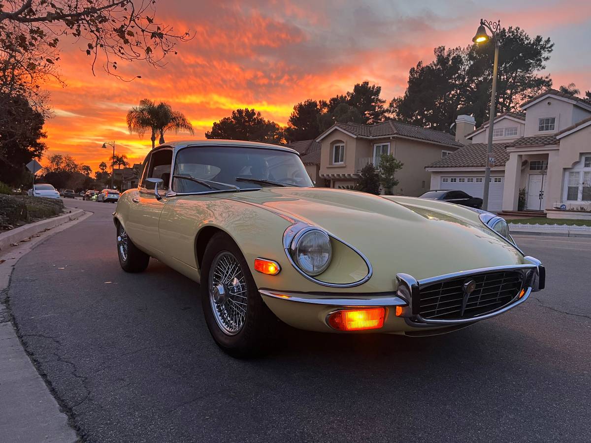 Jaguar-e-type-1971-yellow-28