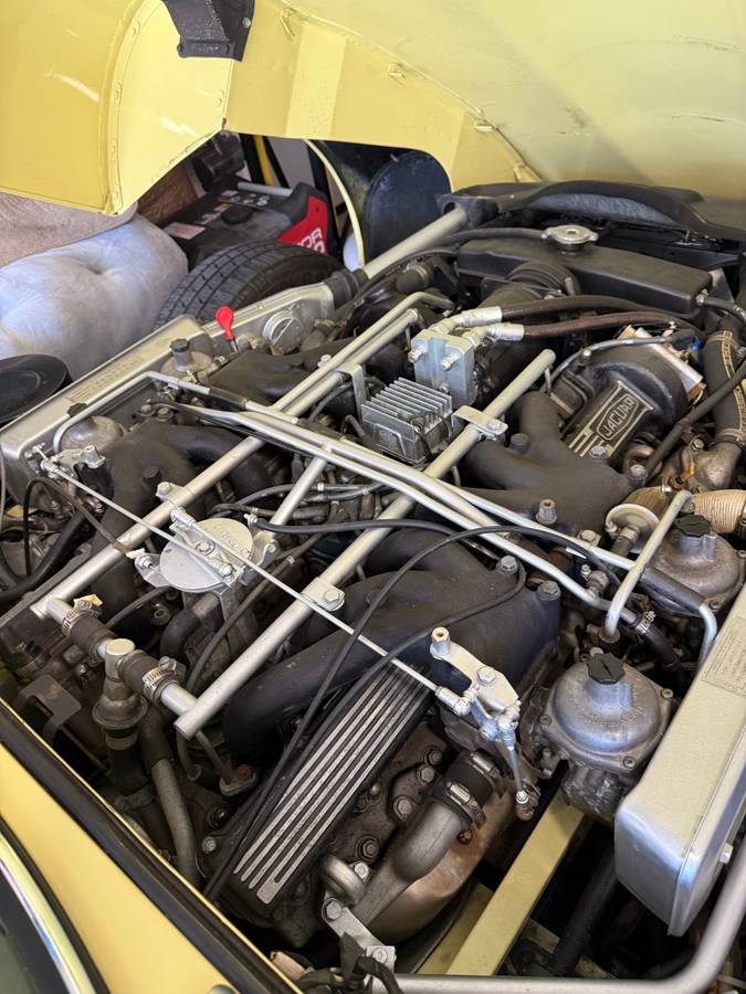 Jaguar-e-type-1971-yellow-29