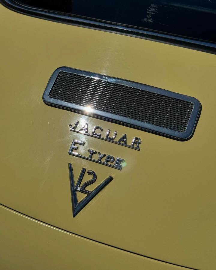Jaguar-e-type-1971-yellow-34
