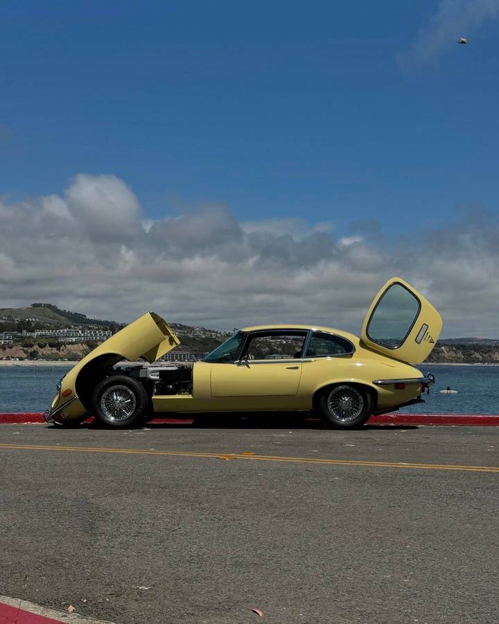 Jaguar-e-type-1971-yellow-35
