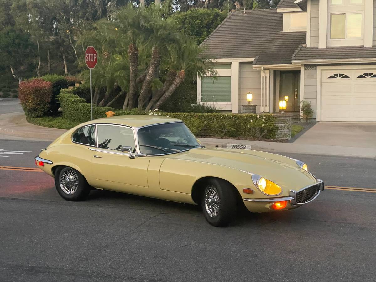 Jaguar-e-type-1971-yellow-40
