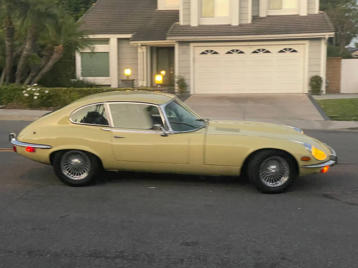 Jaguar-e-type-1971-yellow-41