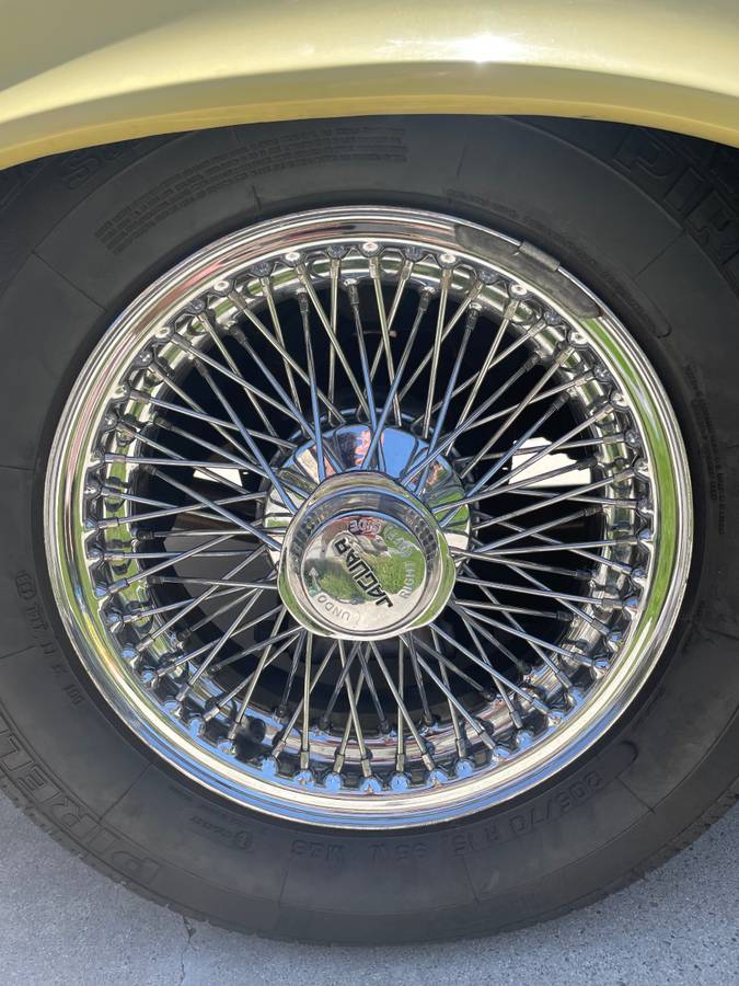 Jaguar-e-type-1971-yellow-42