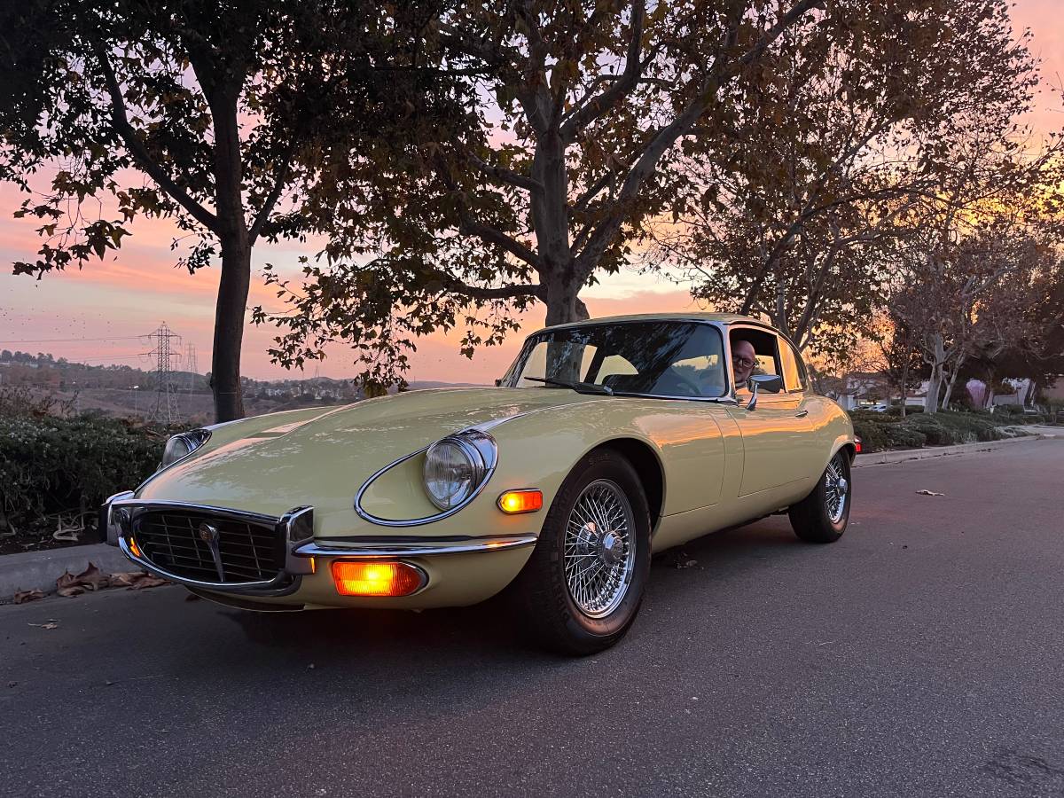 Jaguar-e-type-1971-yellow-43