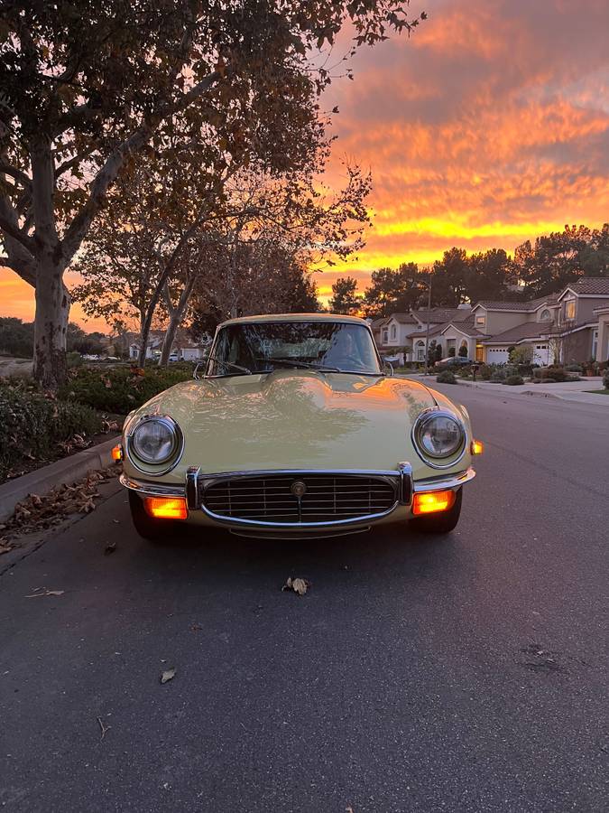 Jaguar-e-type-1971-yellow-45