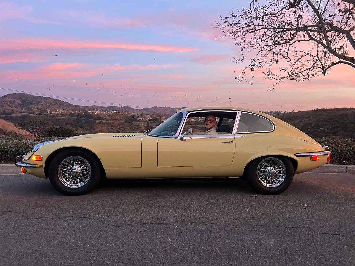 Jaguar-e-type-1971-yellow-46