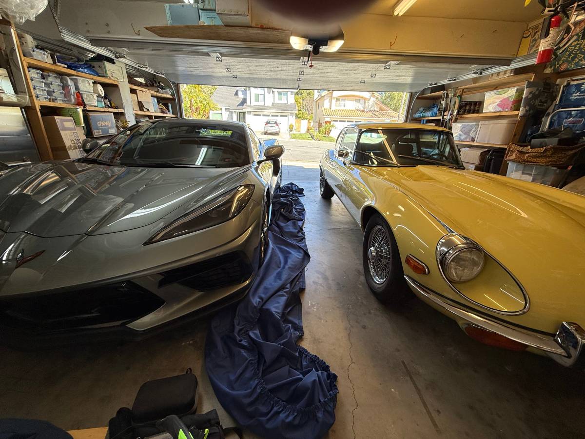 Jaguar-e-type-1971-yellow-47