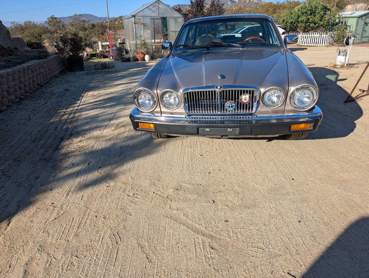 Jaguar-xj6-vanden-plas-1987-custom
