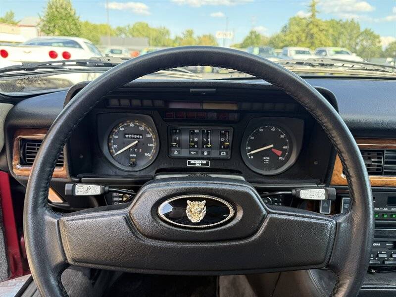 Jaguar-xjs-1987-8