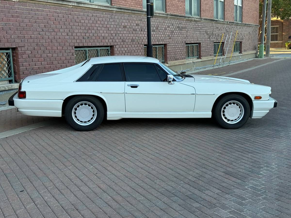 Jaguar-xjs-classic-collection-coupe-1991-white-1