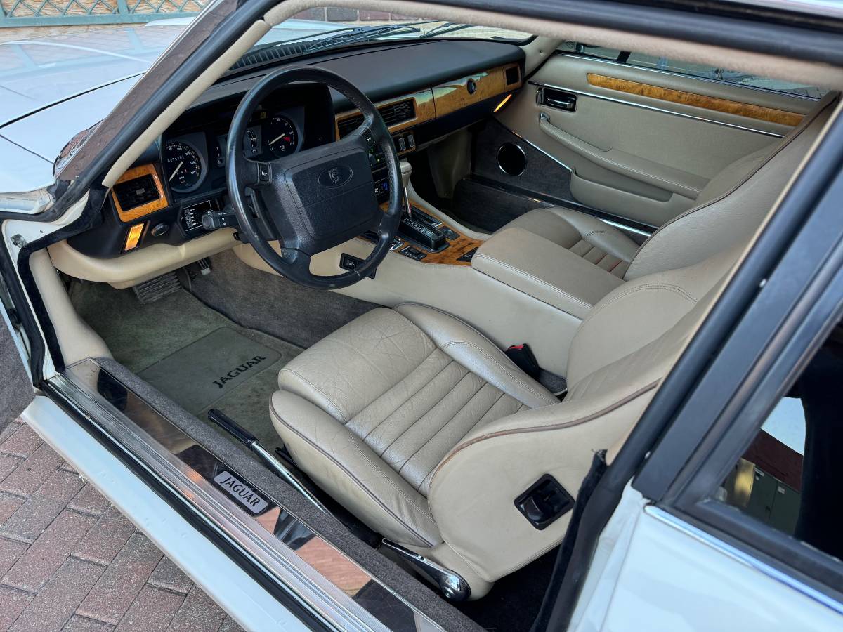 Jaguar-xjs-classic-collection-coupe-1991-white-7