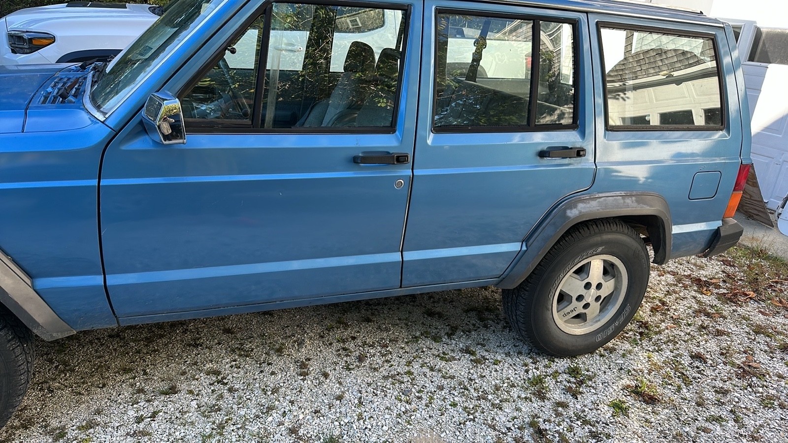 Jeep-Cherokee-1990-SUV-3