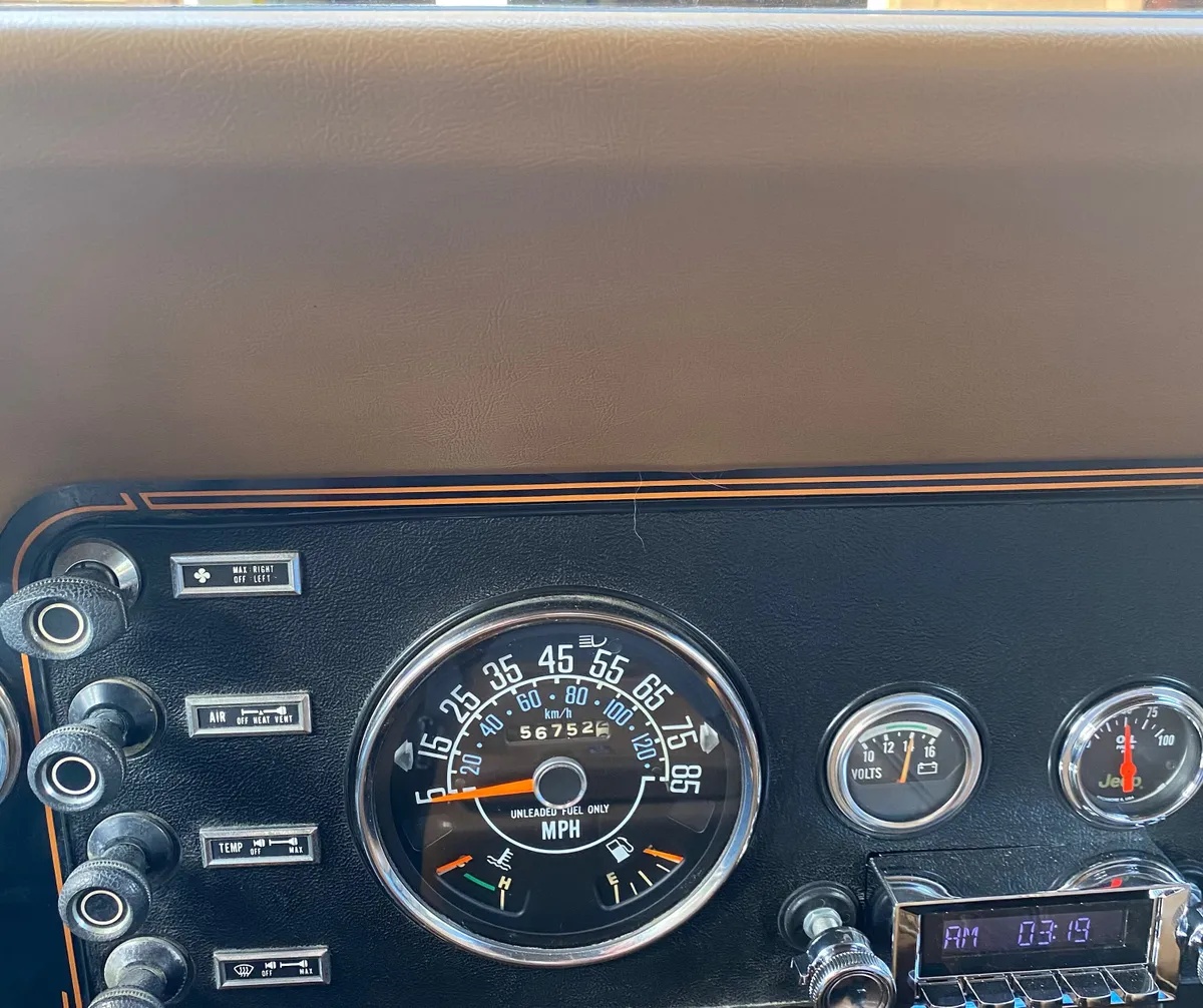 Jeep-Cj-1985-Classic-Black-W-Honey-1