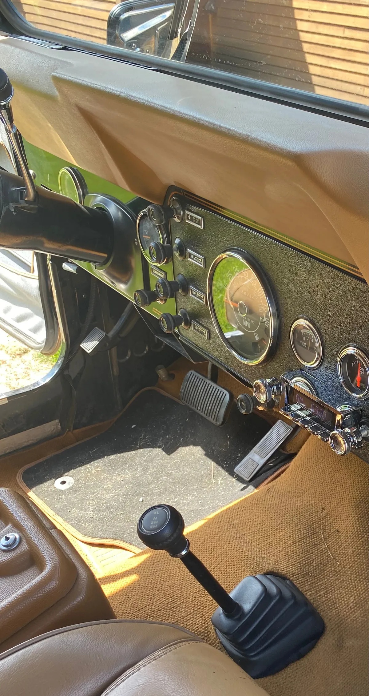 Jeep-Cj-1985-Classic-Black-W-Honey-3