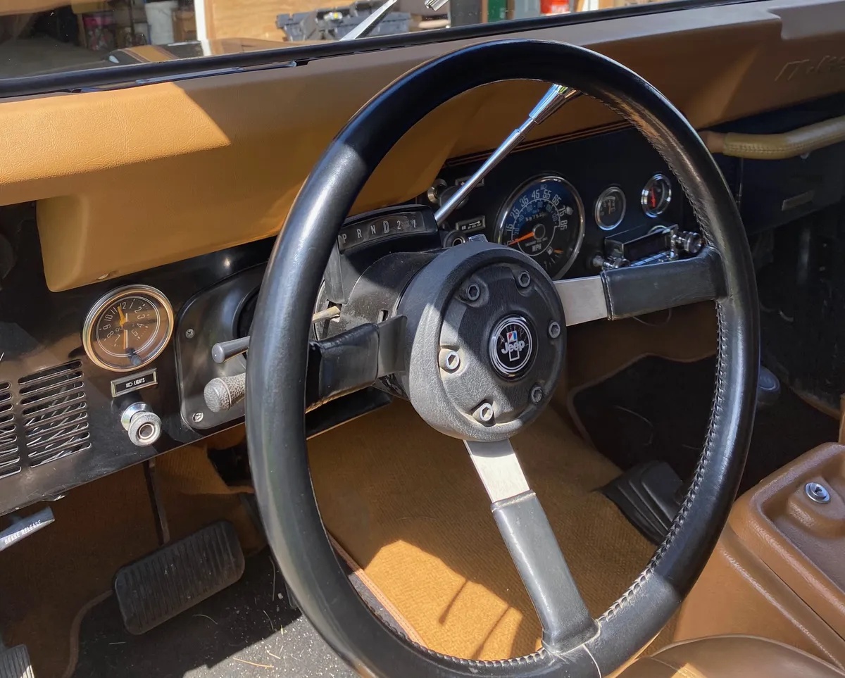 Jeep-Cj-1985-Classic-Black-W-Honey-4