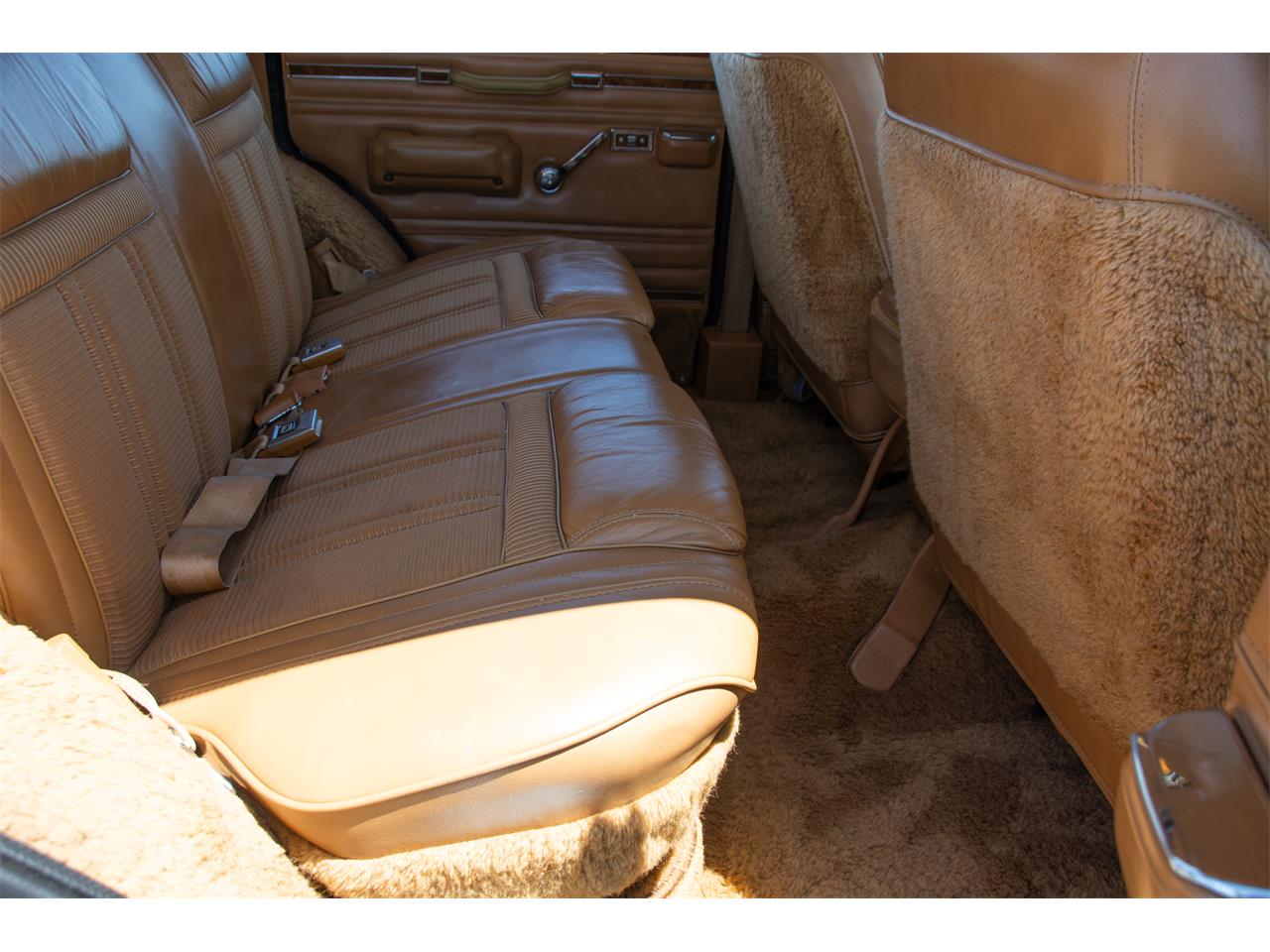 Jeep-Grand-wagoneer-1985-Sand-Tan-24