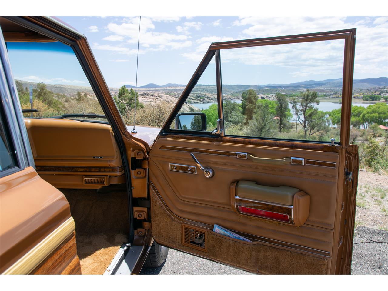 Jeep-Grand-wagoneer-1985-Sand-Tan-25