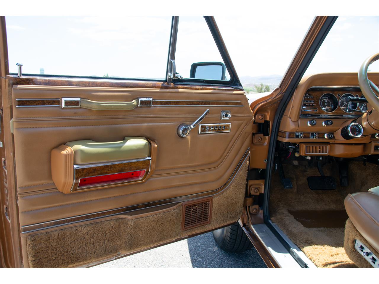 Jeep-Grand-wagoneer-1985-Sand-Tan-9