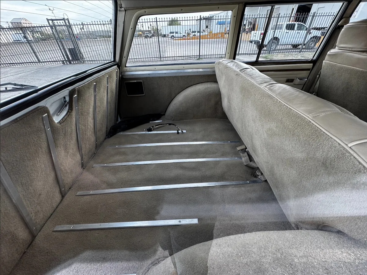 Jeep-Grand-wagoneer-1989-White-Tan-3