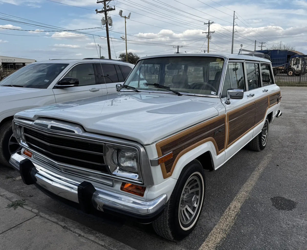 Jeep-Grand-wagoneer-1989-White-Tan-4