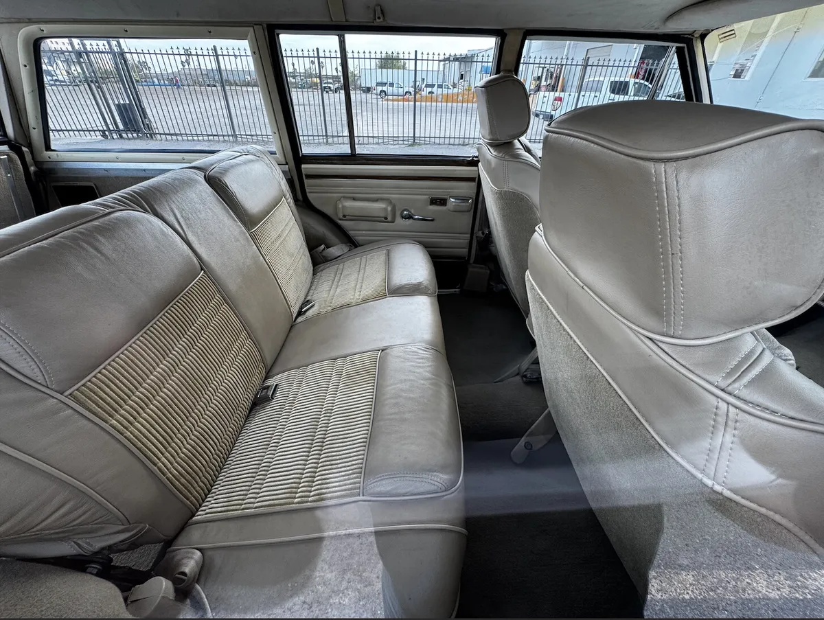 Jeep-Grand-wagoneer-1989-White-Tan-6