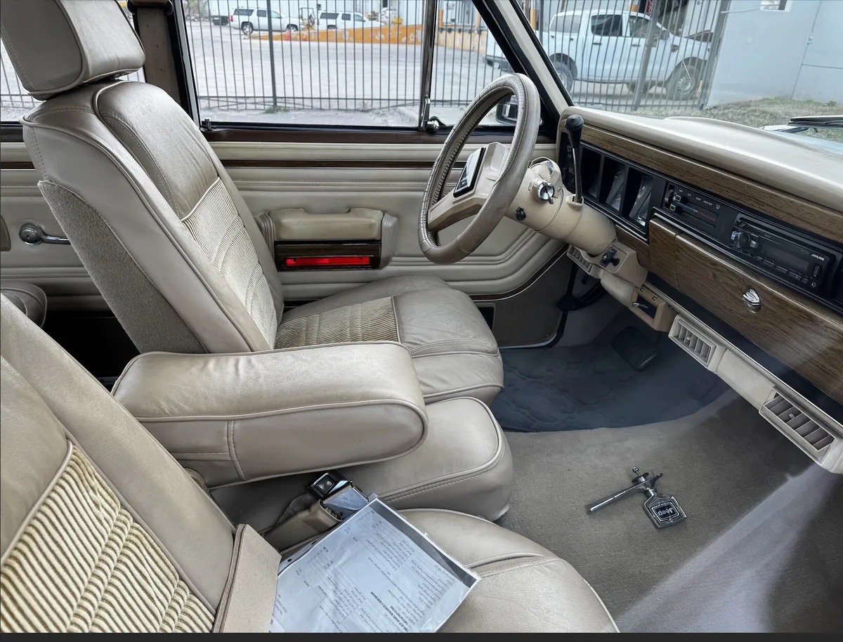Jeep-Grand-wagoneer-1989-White-Tan-7