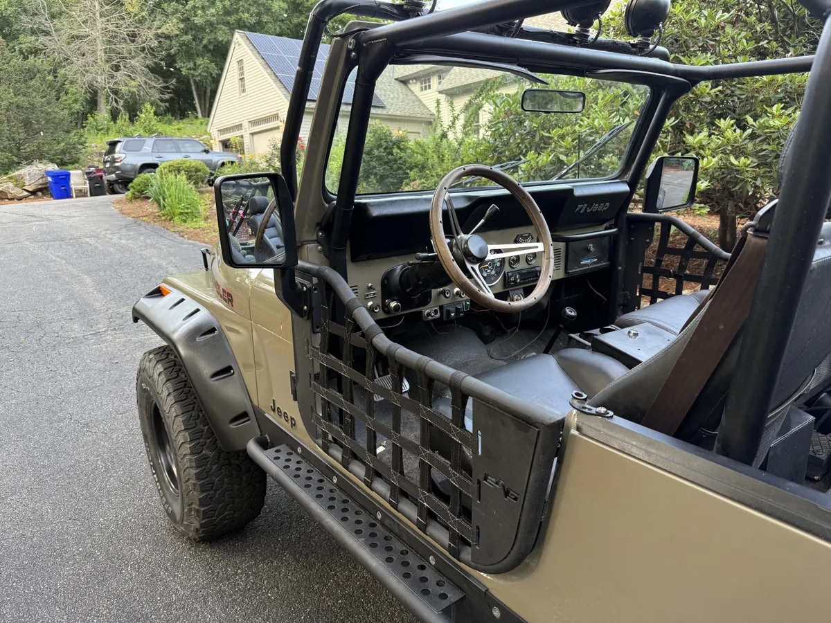 Jeep-Scrambler-1981-Sahara-Black-11