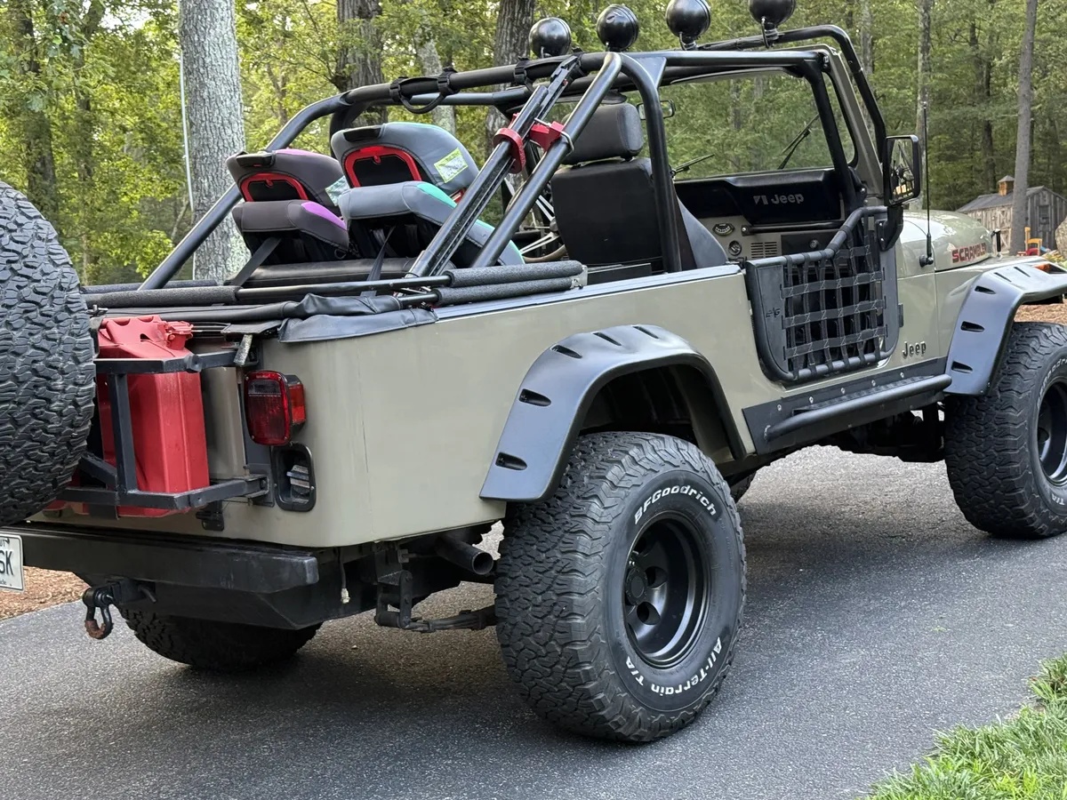Jeep-Scrambler-1981-Sahara-Black-5