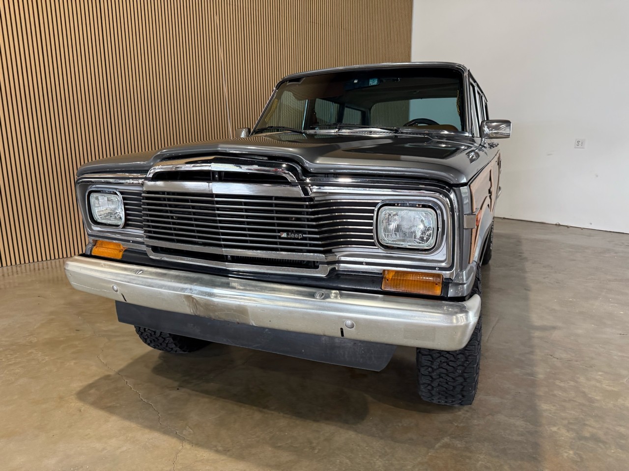 Jeep-Wagoneer-1983-SUV-10