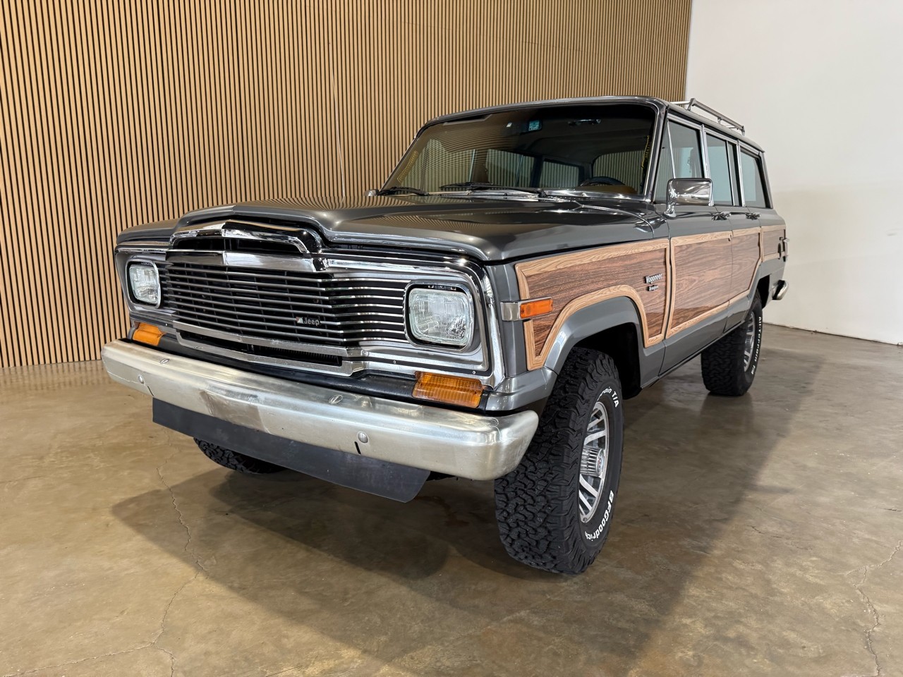 Jeep-Wagoneer-1983-SUV-3