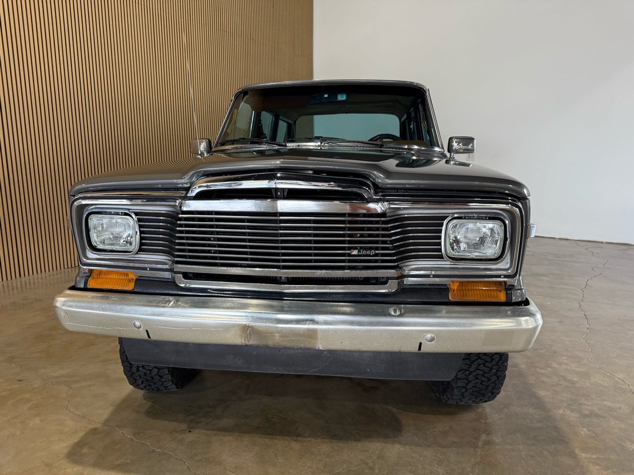 Jeep-Wagoneer-1983-SUV-4