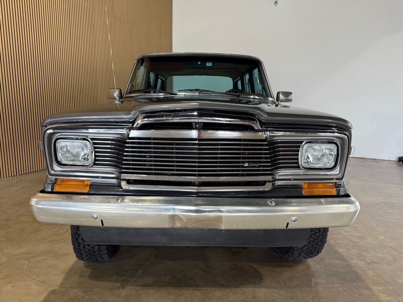 Jeep-Wagoneer-1983-SUV-5