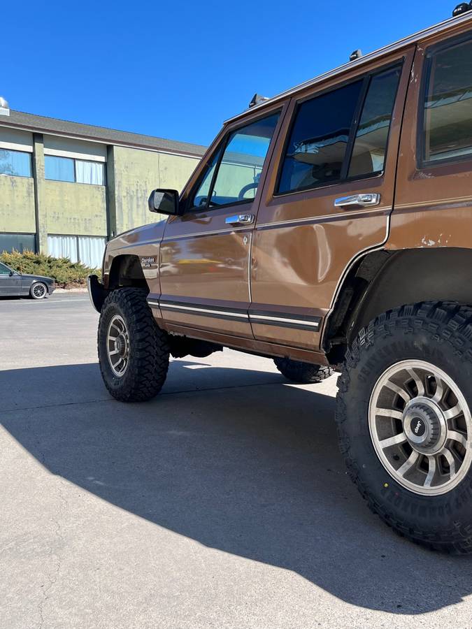 Jeep-cherokee-1985-brown-1