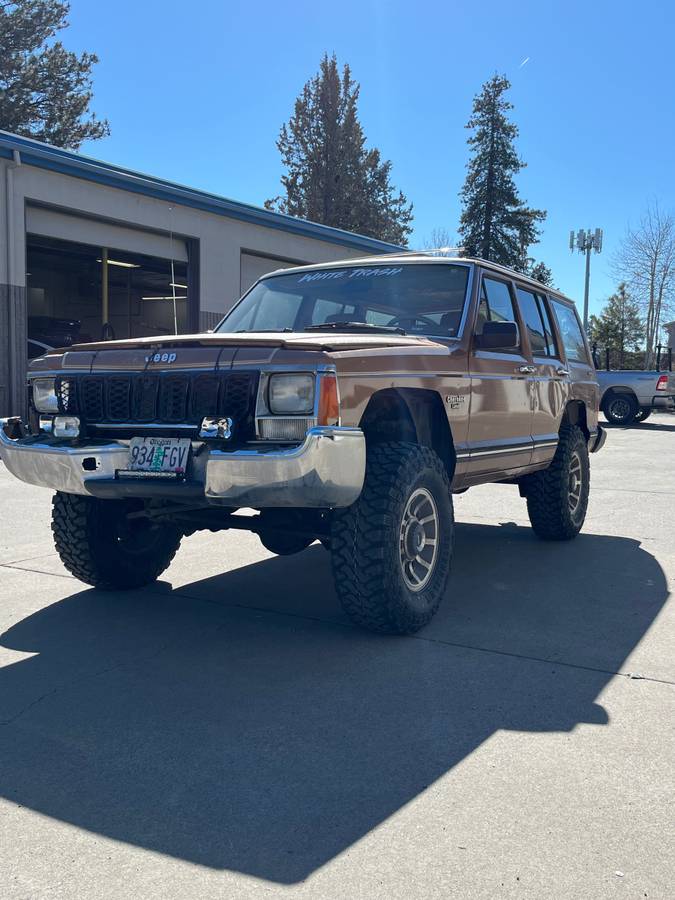 Jeep-cherokee-1985-brown