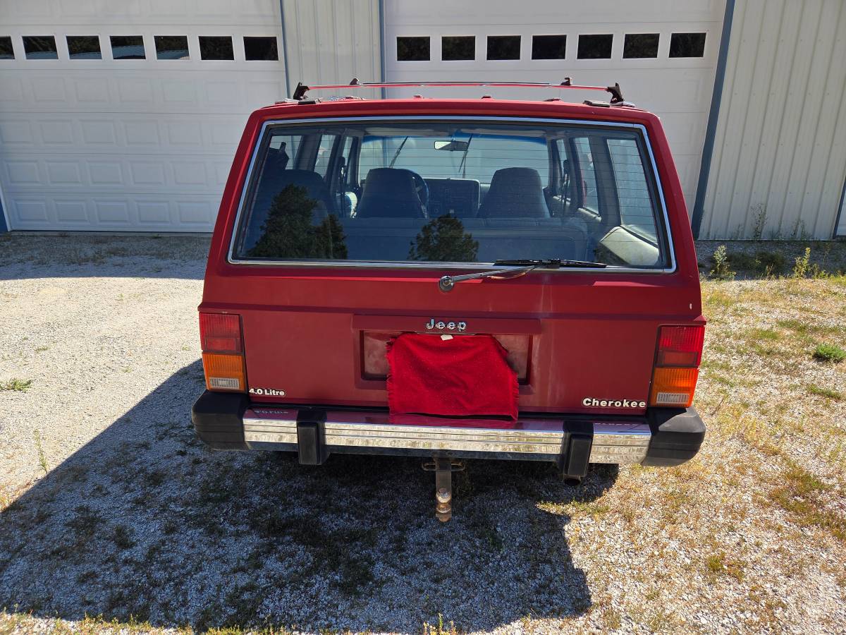 Jeep-cherokee-pioneer-1988-red-3