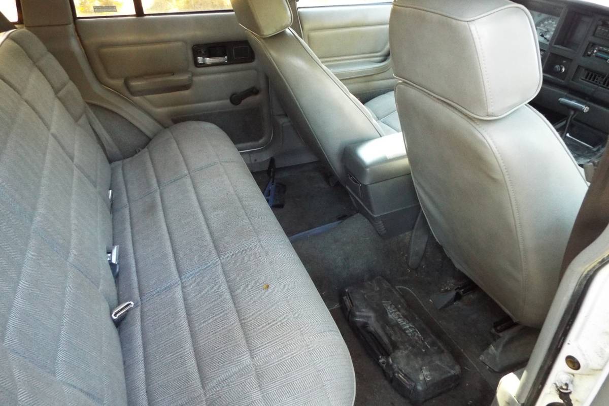 Jeep-cherokee-sport-4x4-1993-white-14