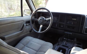 Jeep-cherokee-sport-4x4-1993-white-17