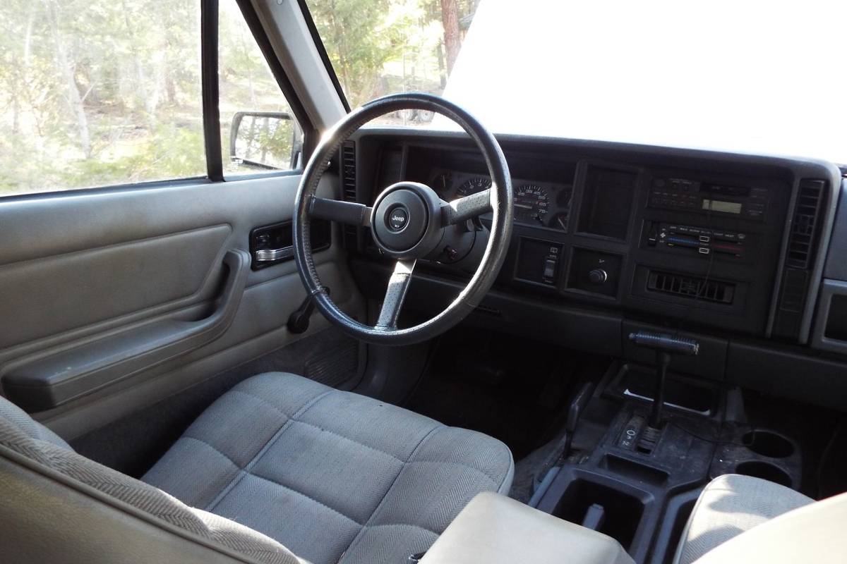 Jeep-cherokee-sport-4x4-1993-white-17