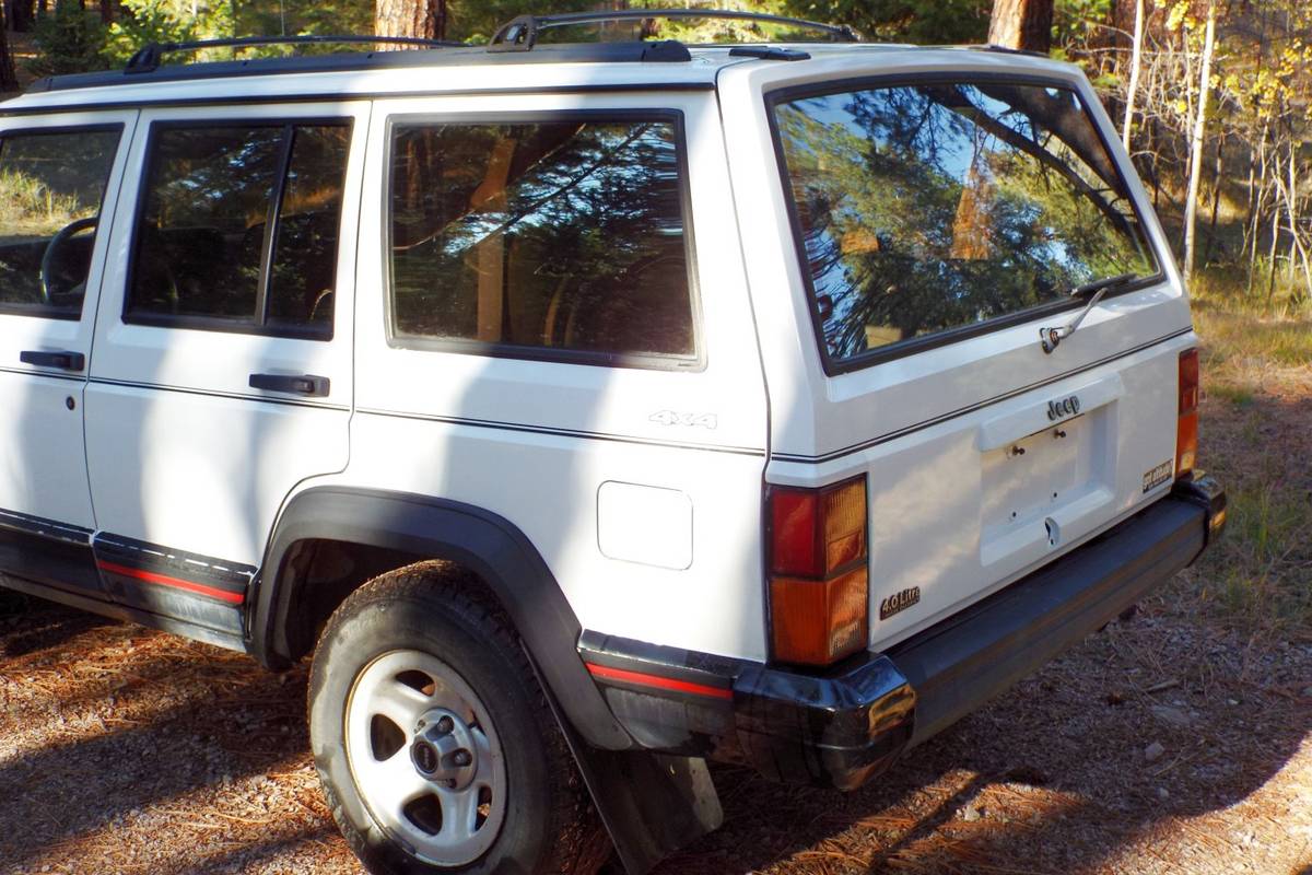 Jeep-cherokee-sport-4x4-1993-white-5