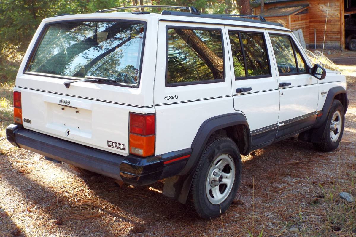 Jeep-cherokee-sport-4x4-1993-white-7