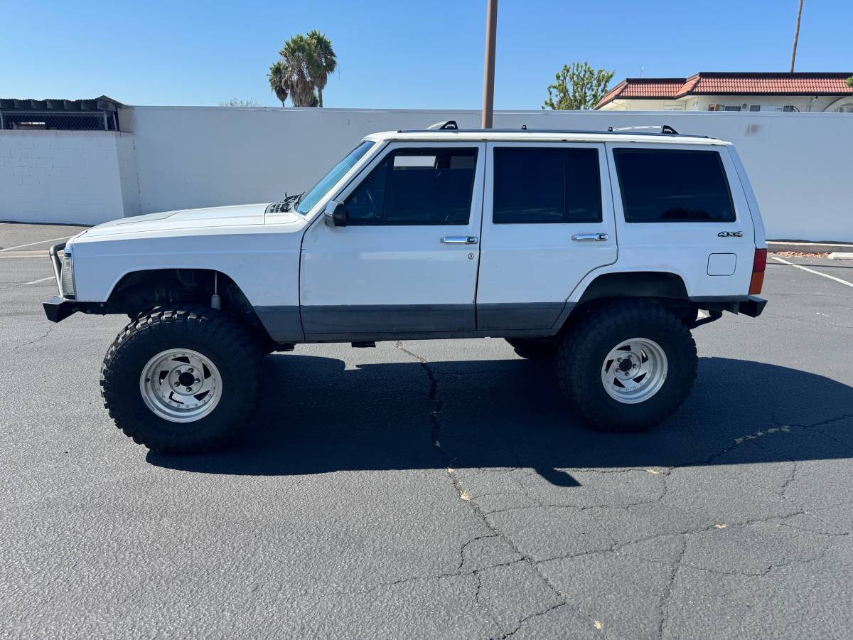 Jeep-cherokee-xj-1990-white-1