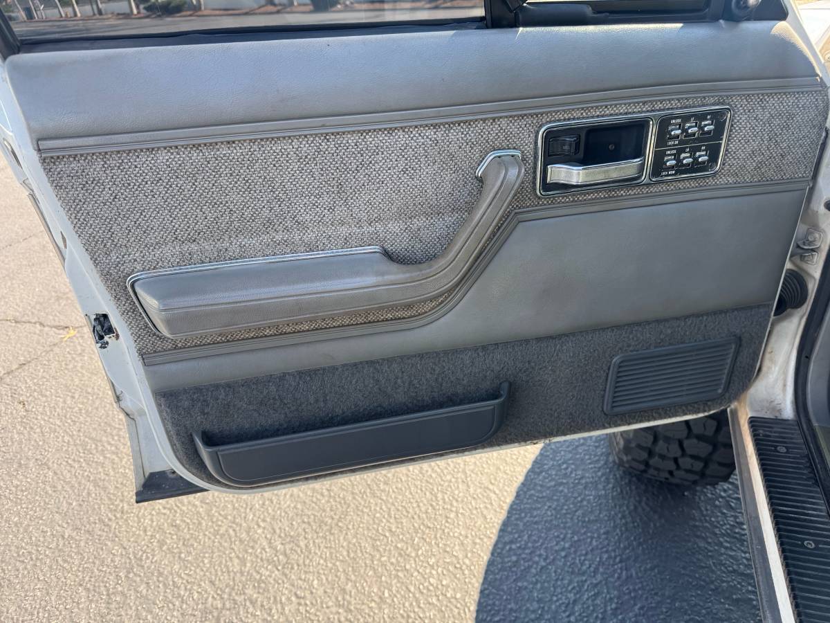 Jeep-cherokee-xj-1990-white-10