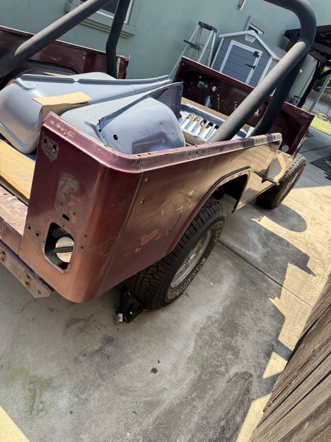 Jeep-cj-8-scrambler-open-body-with-extra-duty-susp-1981-red-1