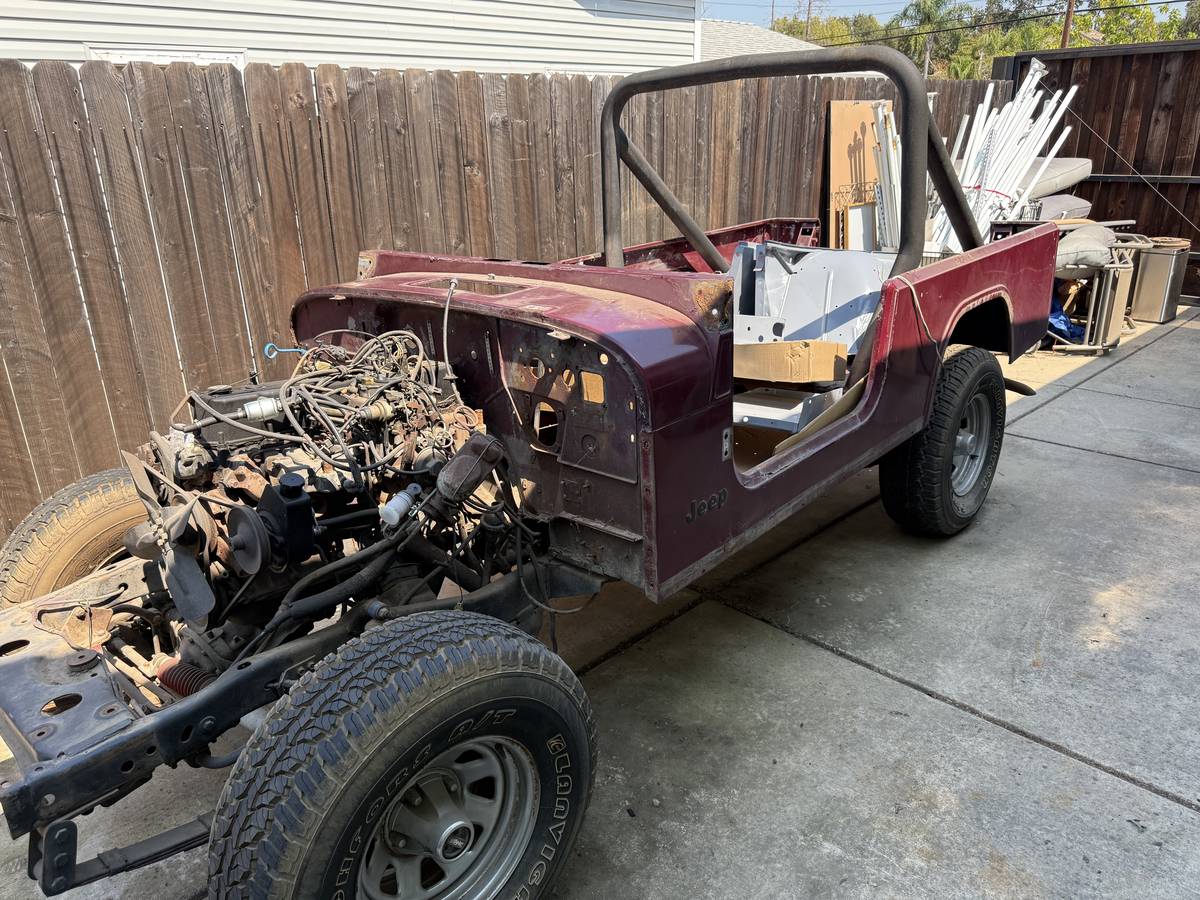 Jeep-cj-8-scrambler-open-body-with-extra-duty-susp-1981-red-7